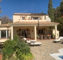 Charmante Villa mit Meerblick großem Garten in Estepona