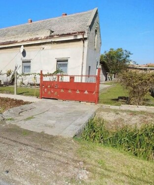 Bild 1 - Renovierungsbedürftiges Haus am Dorfrand in Süd-Ungarn