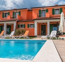 Doppelhaus zwei separate Einheiten mit Pool im Grünen - Labin