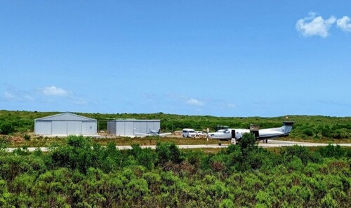 Bild 1 - Land mit Landebahn und 2 Flugzeughangars direkt am Meer