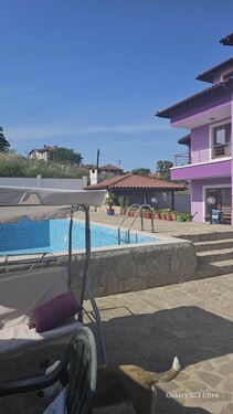 Bild 1 - 3-Stock Haus mit Pool und Garten