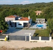 Stylishe Villa mit beheiztem Salzwasserpool und Poolhaus - Raa