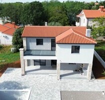 Smartes Ferienhaus mit Pool in Fertigstellung mit Traumblick - Raa