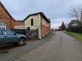 Bild 1 - Baugrundstück mit einem alten Wohnhaus