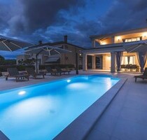 LUXUS-Doppelhaushälfte mit Pool und Meerblick in Umag