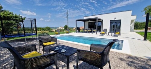 Bild 1 - Zauberhafter Bungalow im Grünen 7 min vom Meer entfernt