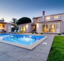 Eine geräumige Villa mit Pool nahe Meer - Faana