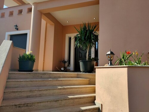 Bild 1 - Moderne Villa mit neue Photovoltaik Anlage