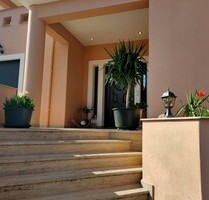 Moderne Villa mit neue Photovoltaik Anlage - Drama