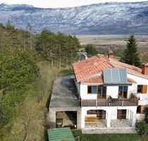 Wohnhaus mit 2 Wohneinheiten und zusätzlichem Baugrund - Kran