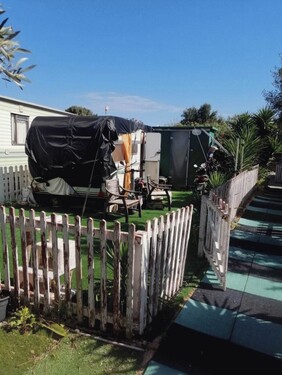 Bild 1 - Caravan mit angebauter Toilette und Dusche