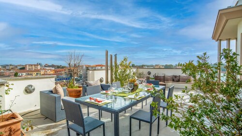 Bild 2 - 7 Zimmer Etagenwohnung zum Kaufen in Olbia