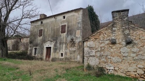 Bild 1 - Steinhäuser am Fuße des Ucka-Gebirges Ruinen zur Renovierung