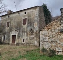 Steinhäuser am Fuße des Ucka-Gebirges Ruinen zur Renovierung - Labin
