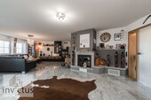 Wohnzimmer - Wohnen mit Stil: Großzügiges Haus mit 6 Zimmern, Wintergarten, Doppelgarage, Kamin & Einliegerwhg!