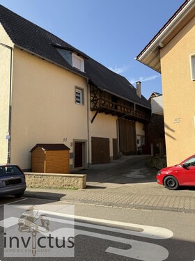 Hof & Hausansicht von der Straße - 4.5 Zimmer Zweifamilienhaus in Ittlingen