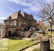 Ehem. Fabrikantenvilla, Torhaus und umfangreiche Ländereien in abgeschiedener Lage bei Dresden. - Coswig
