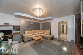 Wohnzimmer - Modernisiertes Wohnung mit Balkon & Tiefgaragenstellplatz – zentral und ruhig gelegen