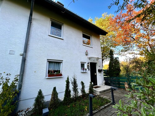 Ansicht vorne - Gartenparadies in der Stadt – charmantes Haus in Wiesbaden