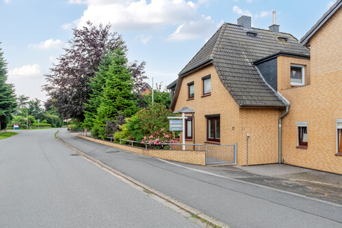 Straßenansicht - Zweifamilienhaus mit 256,00 m² in Boren zum Kaufen