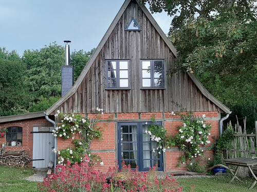 Nebenhaus im Sommer - 14 Zimmer Resthof in Rieseby