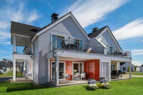 Wohnkomfort auf einer Ebene – mit Terrasse und großzügiger Rasenfläche - 