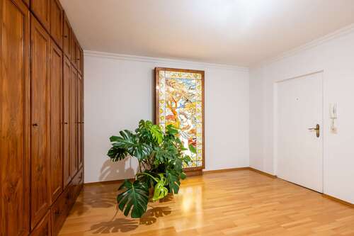 Eingang - Etagenwohnung mit 110,00 m² in München zum Kaufen