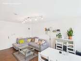 Wohnen - Vermietetes Investment mit Potenzial in Haunstetten - 3-Zimmer-Wohnung mit Balkon