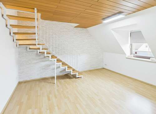 Wohnen - (Möblierung digital entfernt) - 2-Zimmer-Maisonette: Die perfekte Verbindung von Stadtleben und Natur.