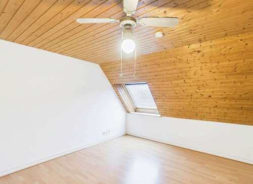 Schlafen (Möblierung digital entfernt) - 2 Zimmer Maisonettenwohnung zum Kaufen in Augsburg