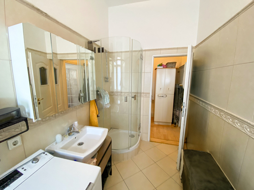 Badezimmer mit Badewanne und Dusche - 3 Zimmer 3- Zimmerwohnung in Berlin