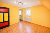 Helles Zimmer mit vielseitigen Nutzungsmöglichkeiten - 