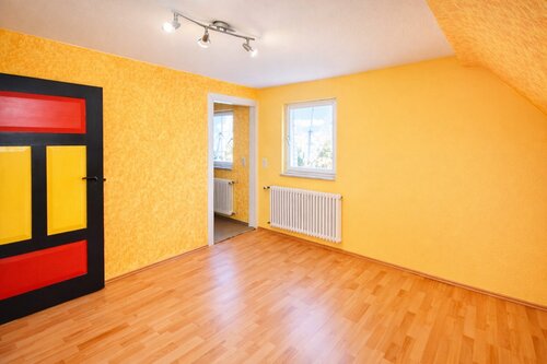 Helles Zimmer mit vielseitigen Nutzungsmöglichkeiten - 