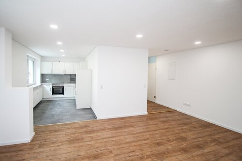 Wohnen/Essen/Küche - Modernisierte 2-Zimmer-Wohnung mit Einbauküche in Oberndorf a. N.