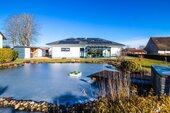 Hausansicht mit Garten & Schwimmteich - Exklusiver Bungalow mit Schwimmteich, Preis VB, Besichtigung lohnt sich