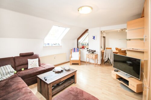 Wohnzimmer - Gemütliche 4,5-Zimmer-Wohnung in Zimmern mit Garage!