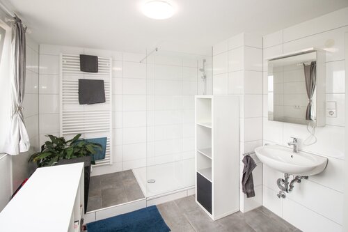 Bad DG - 9 Zimmer Mehrfamilienhaus, Wohnhaus in Hardt