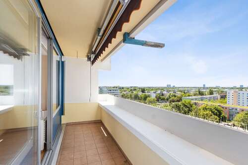 Loggia mit Markise - Appartement mit 66,60 m&sup2; in München zum Kaufen