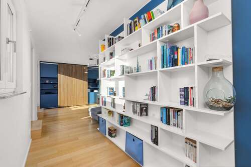 mit großer Bibliothek - 4 Zimmer Dachgeschoßwohnung in Unterhaching