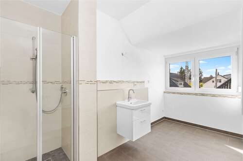 ...mit bodeneber Dusche - 