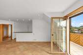 Wohnzimmer mit Balkonzugang - Maisonettenwohnung mit 106,00 m&sup2; in Reichertshausen zur Miete