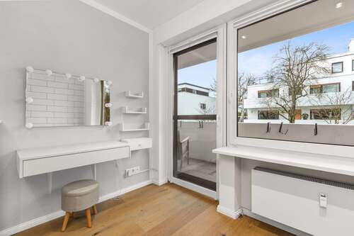 Mit eigenem Frisiertisch - 