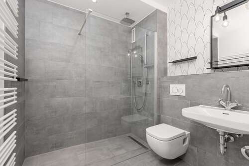 Badezimmer mit Walk-In-Dusche - 