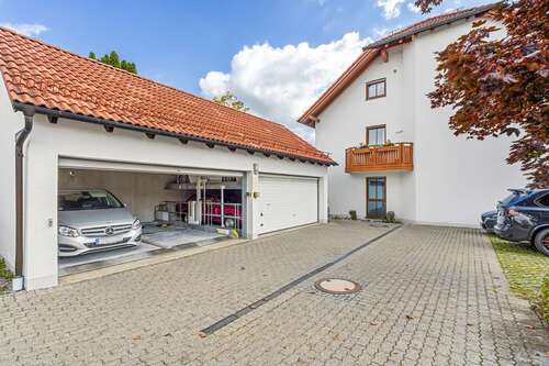 Außenansicht mit Garage - 3 Zimmer Appartement zum Kaufen in Germering