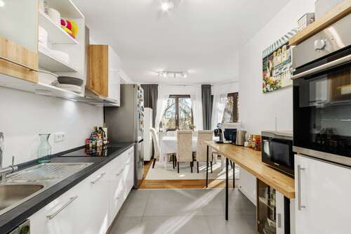 Einbauküche mit viel Stauraum - 