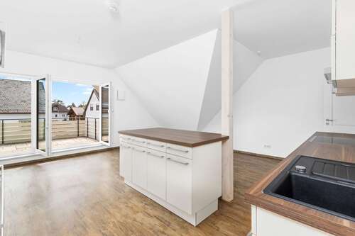 Heller Wohn-/Essbereich - 2 Zimmer Dachgeschoßwohnung in München