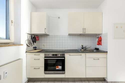 mit kleiner Einbauküche - 