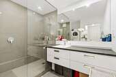 Walk-In-Dusche & WM-Anschluss - 