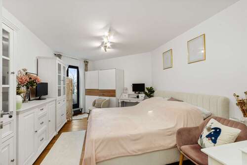 Schlafzimmer mit viel Platz - 
