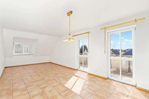 Wohnzimmer - 3 Zimmer Dachgeschoßwohnung zum Kaufen in Karlsfeld
